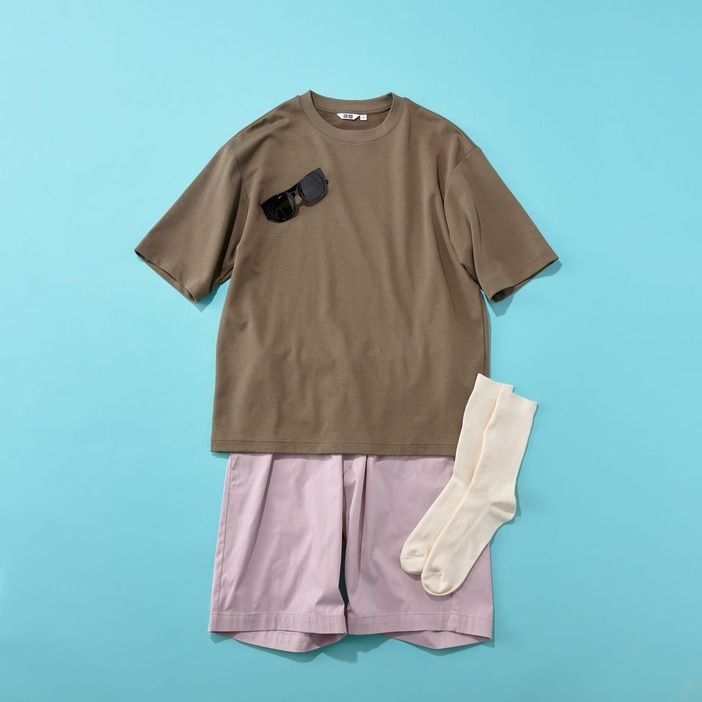 Tシャツ(ユニクロ ユー)¥1,990・ショーツ¥1,990・サングラス¥1,990・ソックス¥290(すべてユニクロ)／ユニクロ