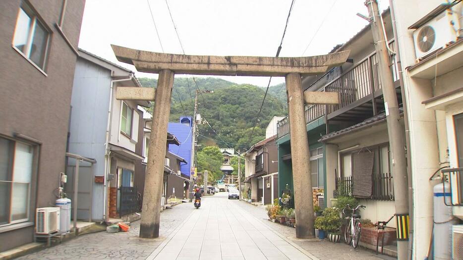 観光名所であわや…鳥居に積み荷が接触 一部が落下　広島・福山市鞆町