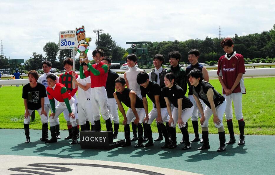 　３００勝達成で人形を掲げる石川