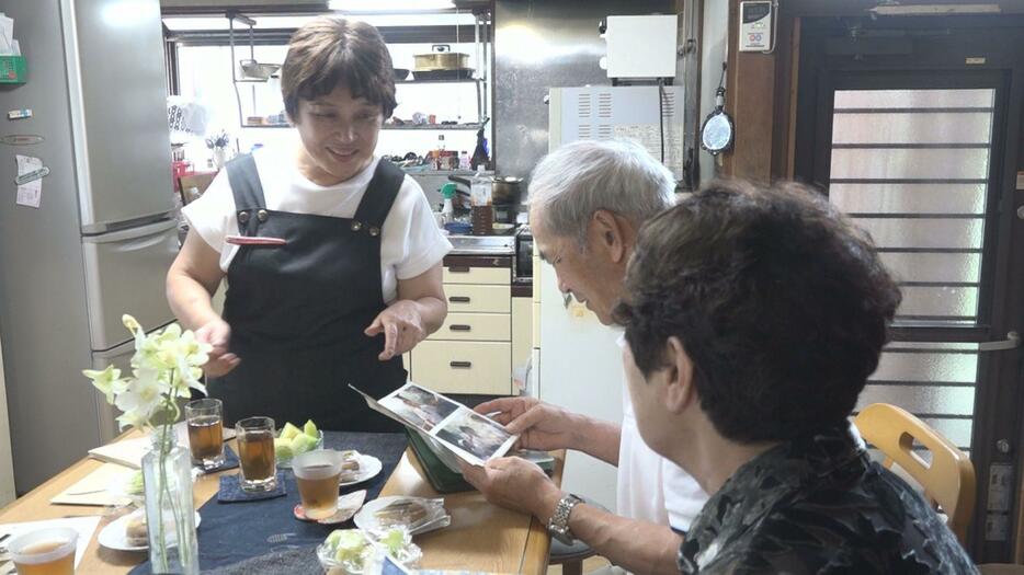 いとこの大倉和江さんと降籏さん、妹のレイ子さん　長野県安曇野市