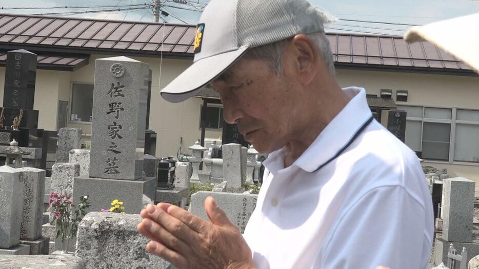 母の先祖の墓を訪れる降籏さん　長野県安曇野市