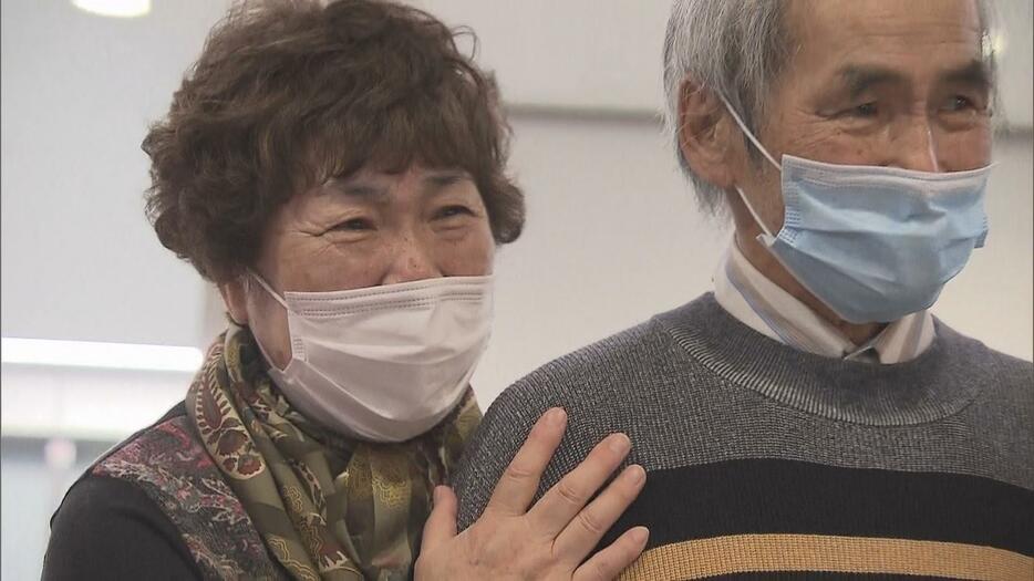 妹のレイ子さんと降籏さん　成田空港