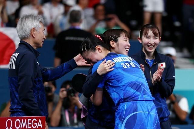 決勝進出を決め平野美宇選手に抱きつく張本美和選手写真：ゲッティ