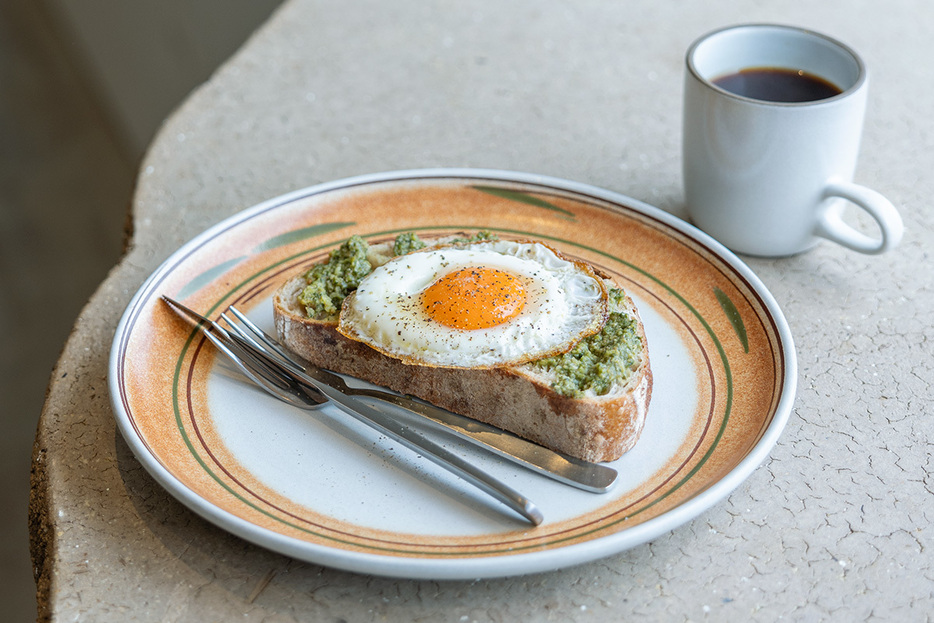 カンパーニュに、春菊のジェノベーゼソースと目玉焼きをのせたトーストセット880円。本日のコーヒーは、アフリカ・ブルンジから届いたシーズナル「EARTHRISE」。