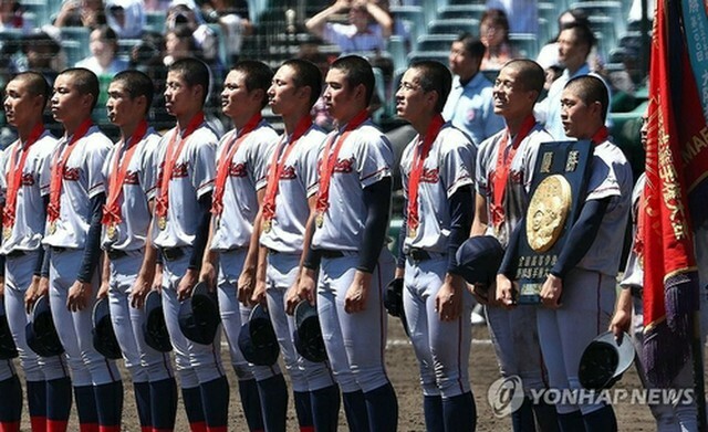 第106回全国高校野球選手権大会は23日、兵庫県の阪神甲子園球場で決勝があり、韓国系の民族学校を前身とする京都国際（京都）が延長タイブレークの末、関東第一（東東京）を2－1で破り、初優勝を果たした。優勝のメダルを授与された選手たち＝（聯合ニュース）