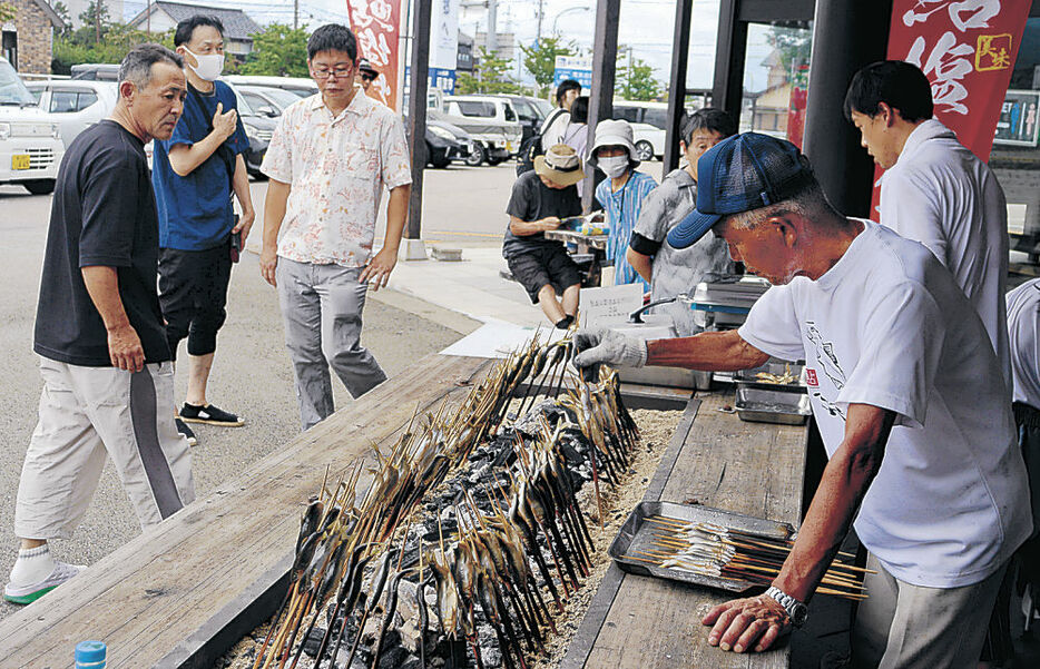 炭火で焼き上げられるアユ＝砺波市の道の駅庄川