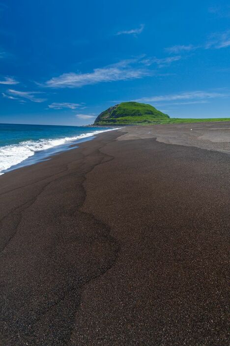 太平洋戦争の激戦地・硫黄島　日本側は約2万1900人が戦死した（写真：アフロ）