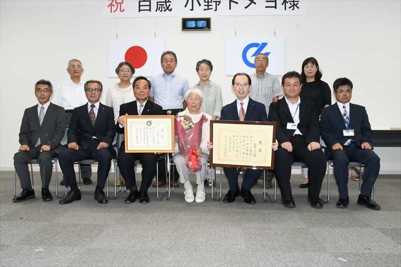 関係者や親戚らに１００歳を祝われた小野さん（前列中央）。前列左から５人目は内堀知事、同３人目は大堀町長