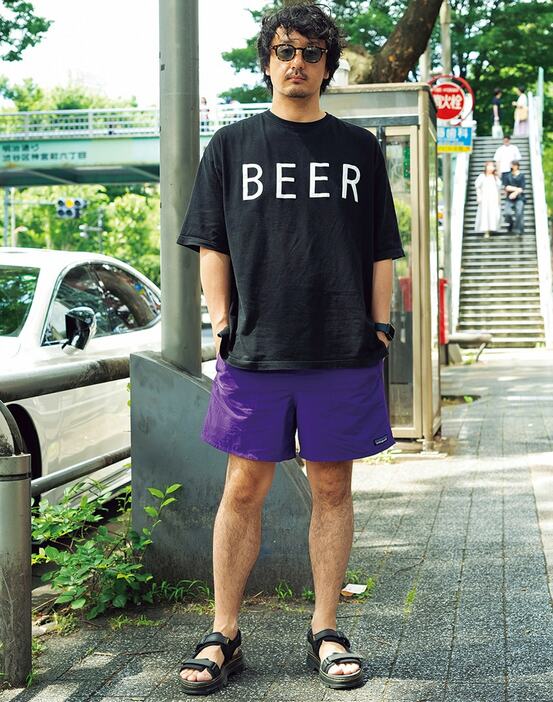 ショーツ＝パタゴニア　Tシャツ＝ビアー　サンダル＝ドクターマーチン　サングラス＝モスコット