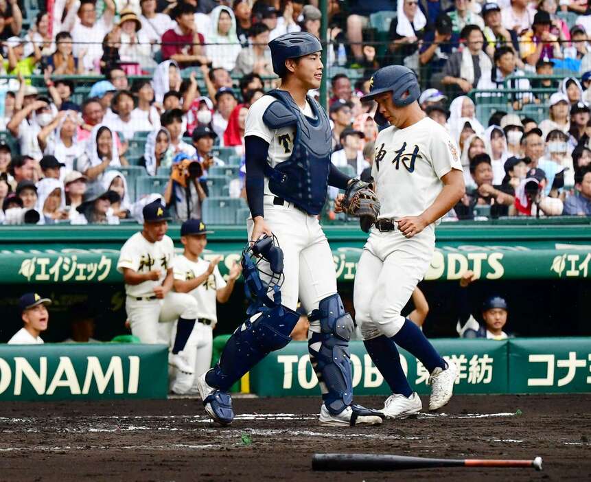 ２回表神村２死三塁、木下夢の適時打で三走岩下が生還＝甲子園