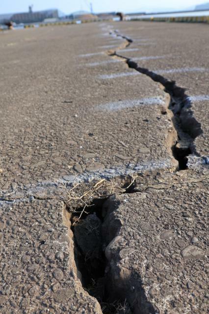 地震の影響で、油津港の岸壁に入った亀裂＝１４日午後、日南市