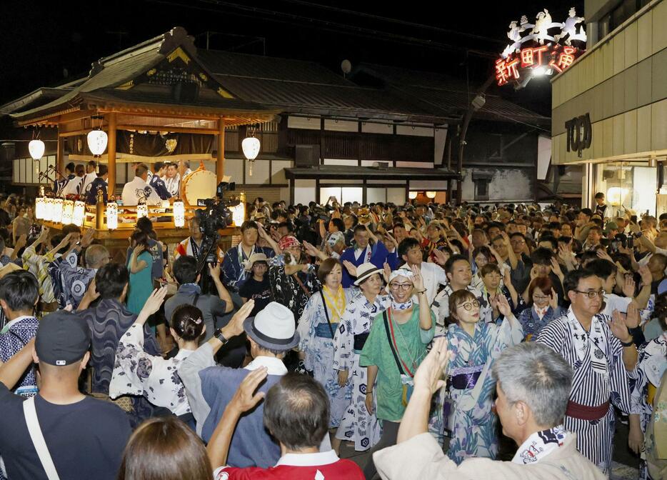 岐阜県郡上市で始まった「郡上踊」の「徹夜おどり」＝13日夜