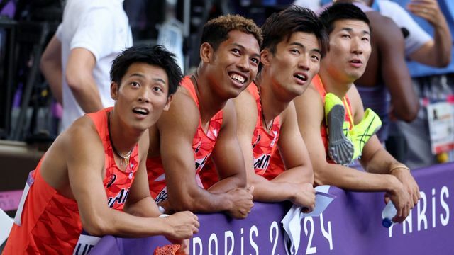 陸上男子400ｍリレー予選で結果待ちをする(左から)上山紘輝選手、サニブラウン アブデルハキーム選手、柳田大輝選手、桐生祥秀選手(写真：ロイター/アフロ)