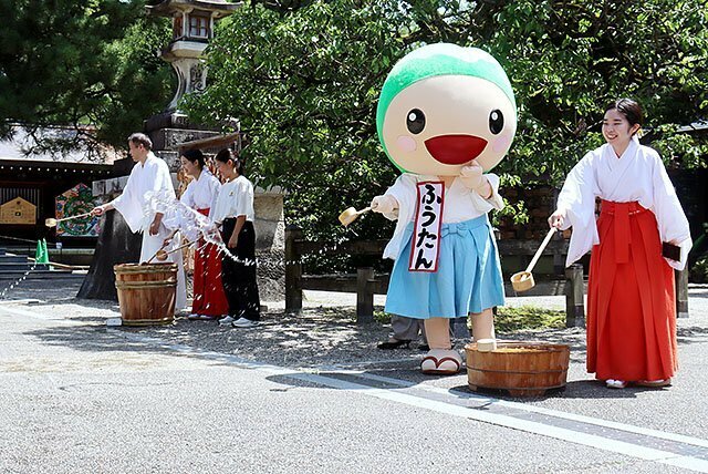 井戸水を使った打ち水で暑さを和らげた射水神社の大作戦