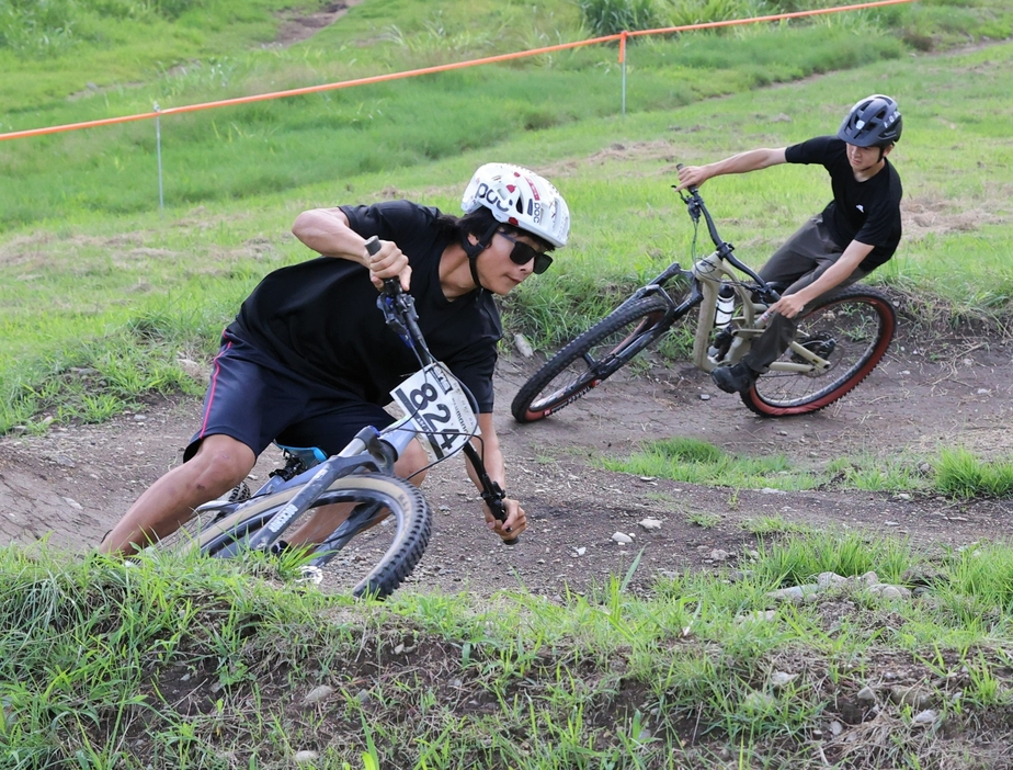 長野県白馬村内にある岩岳MTBパークで練習に励む