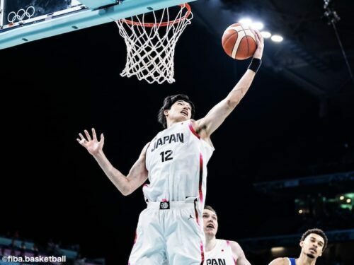 得点に加え、ディフェンスやリバウンドでチームを支え続けた渡邊［写真］＝fiba.basketball