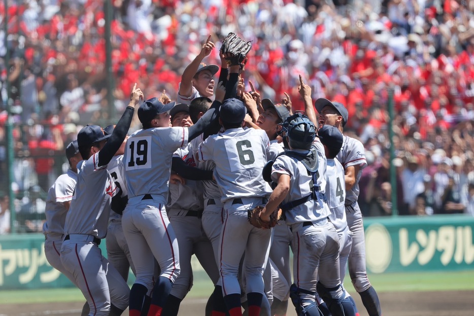 初優勝で喜ぶ京都国際ナイン（撮影：柳瀨心祐）