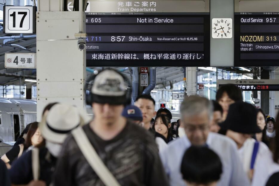 計画運休などをしていた東海道新幹線の運行が再開し混雑するJR東京駅＝17日午前