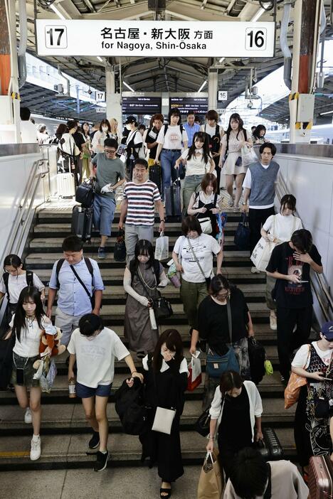 計画運休などをしていた東海道新幹線の運行が再開し混雑するJR東京駅＝17日午前