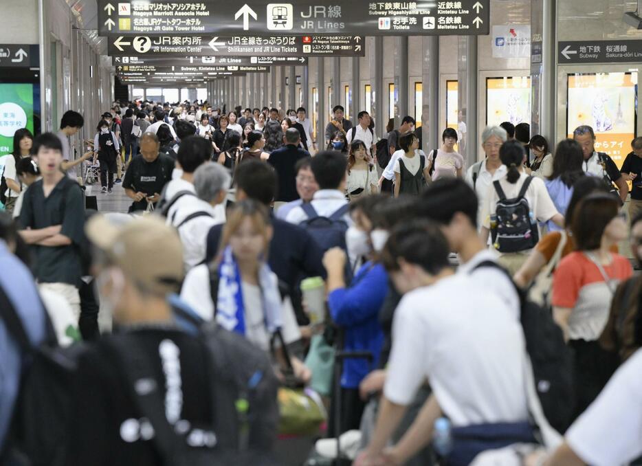 東海道新幹線の運行が再開し、利用客らで混雑するJR名古屋駅＝17日午前