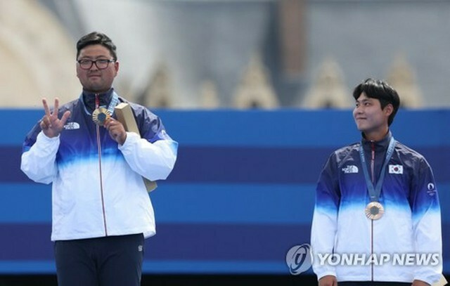 アーチェリー男子個人決勝で優勝した金優鎮（左）＝4日、パリ（聯合ニュース）