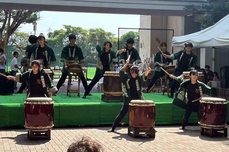 専修大学松戸中学校・高等学校 和太鼓部（球団提供）