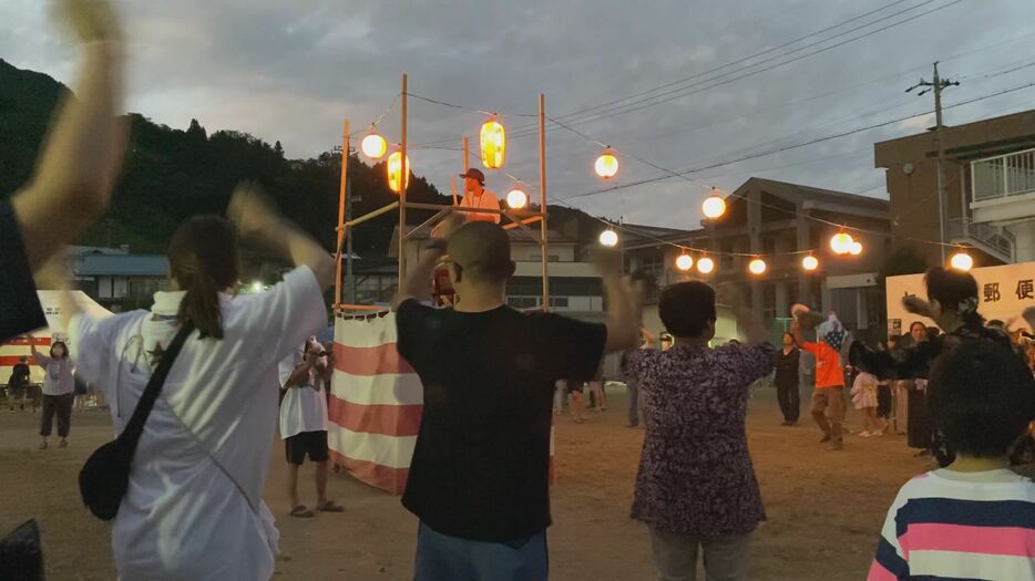 夏まつりの盆踊り（8月12日　長野市の七二会地区）