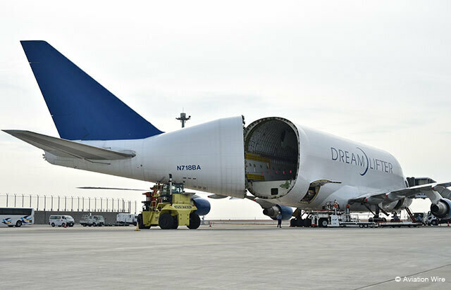 三菱重工が製造する787の主翼を積み込むボーイングの747-400LCF「ドリームリフター」＝PHOTO: Yusuke KOHASE/Aviation Wire