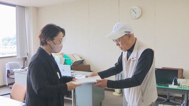 住民監査請求をした元美作市議の岩江正行さん（右）　6月