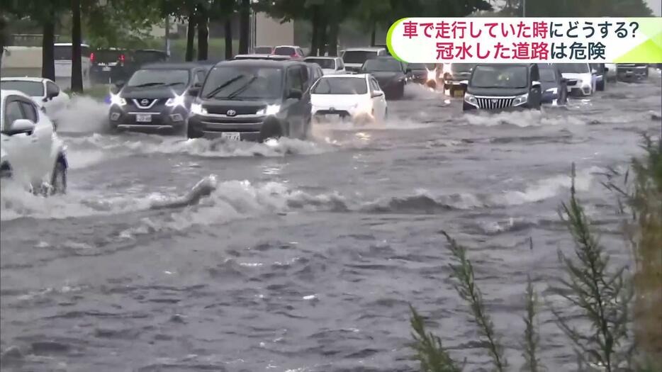 冠水した道路を走る車