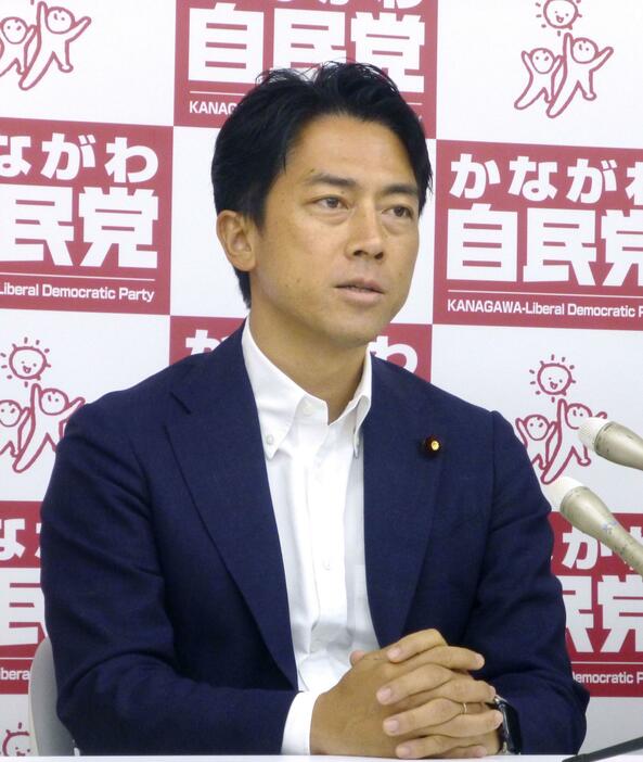 記者会見する自民党の小泉元環境相＝18日午後、横浜市