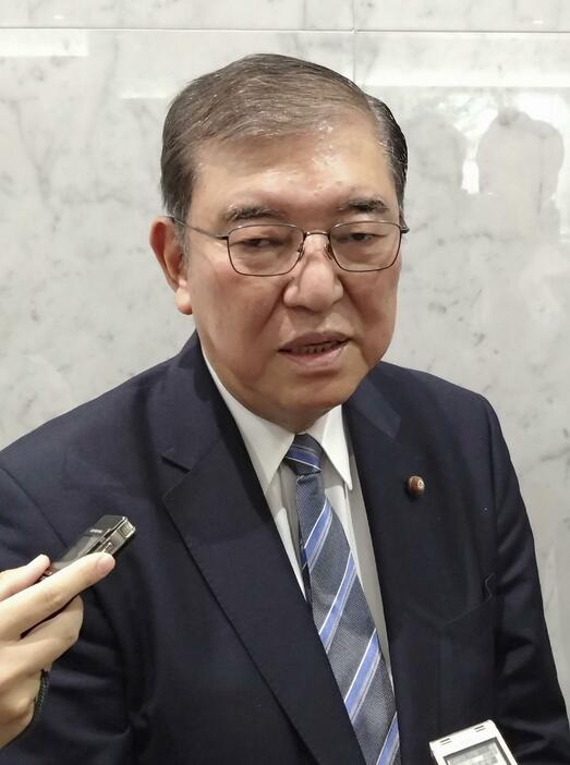 記者団の取材に応じる自民党の石破元幹事長＝18日午前、東京都内