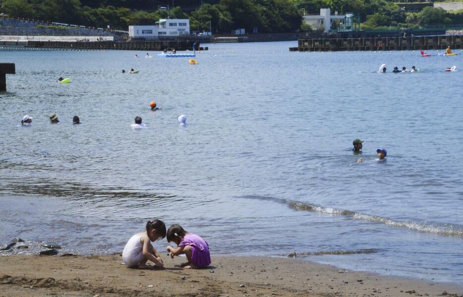 静岡県伊豆市の土肥海水浴場で、海水浴を楽しむ人たち＝15日午前