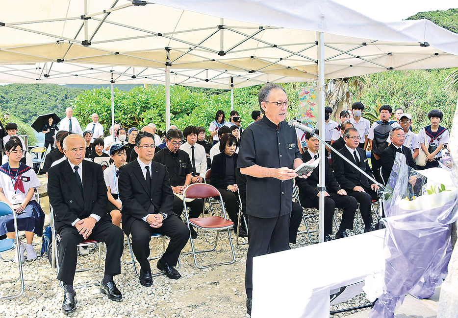 80年前の対馬丸事件の犠牲者に追悼の言葉を述べる玉城デニー沖縄県知事＝24日、鹿児島県宇検村宇検の船越海岸