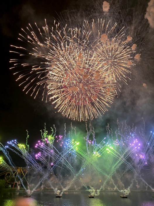 カナダの「モントリオール国際花火競技大会」で銅賞などを受賞した大曲の花火＝7月4日（大仙市提供）