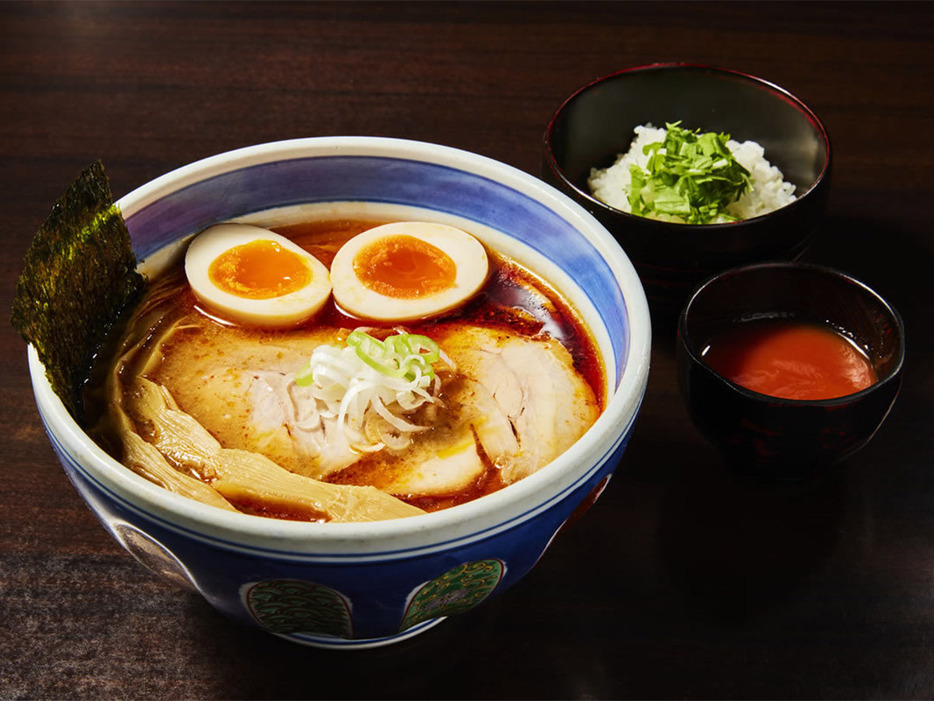 『東京駅 斑鳩』の「海老チリ 3変化らー麺」ノーマル：1650円／東京駅バージョン：1950円