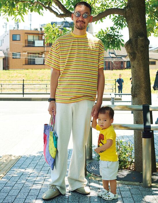 Tシャツ＝ブレインデッド　パンツ＝アダプタート　サンダル＝ビルケンシュトック　バッグ＝ミヤギヒデタカ　腕時計＝アップル