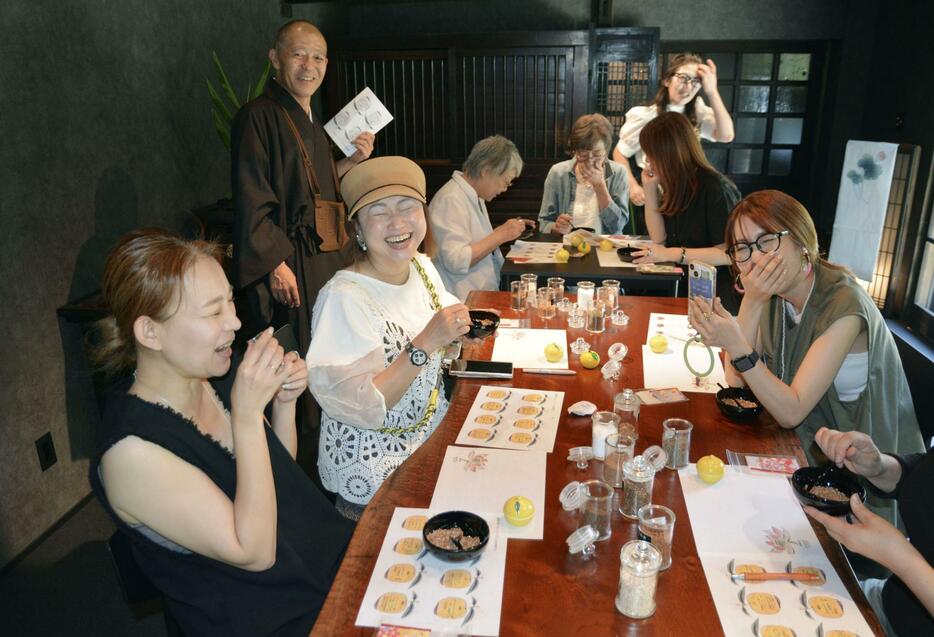 盛松寺のお香作り体験で笑顔を見せる参加者ら＝7月、大阪府河内長野市