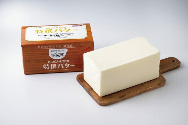 カルピス（株）特撰バター 450gサイズ。有塩と食塩不使用の2種、有塩の100gサイズがある。環境配慮と省資源化のため、現在のパッケージに変更。（カルピス TEL.0120・883066）