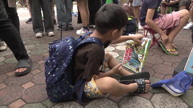 図鑑を見ていた男の子はお疲れ気味…