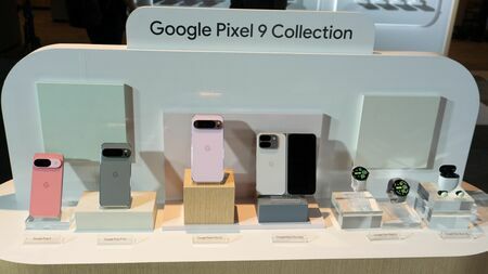 グーグルはスマートフォン4機種とスマートウォッチ、ワイヤレスイヤホンを1機種ずつ発表（筆者撮影）