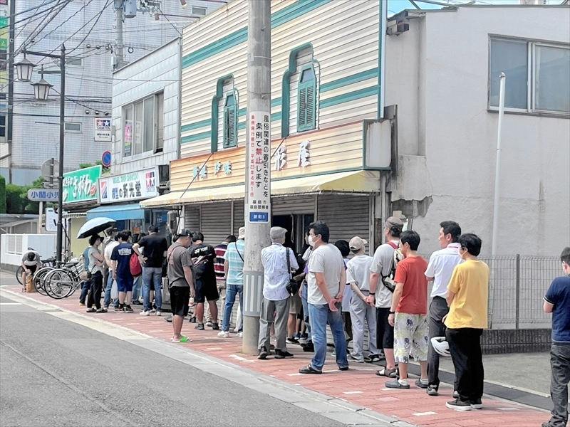 閉店を惜しみ、新光堂周辺に行列をつくる模型ファンら