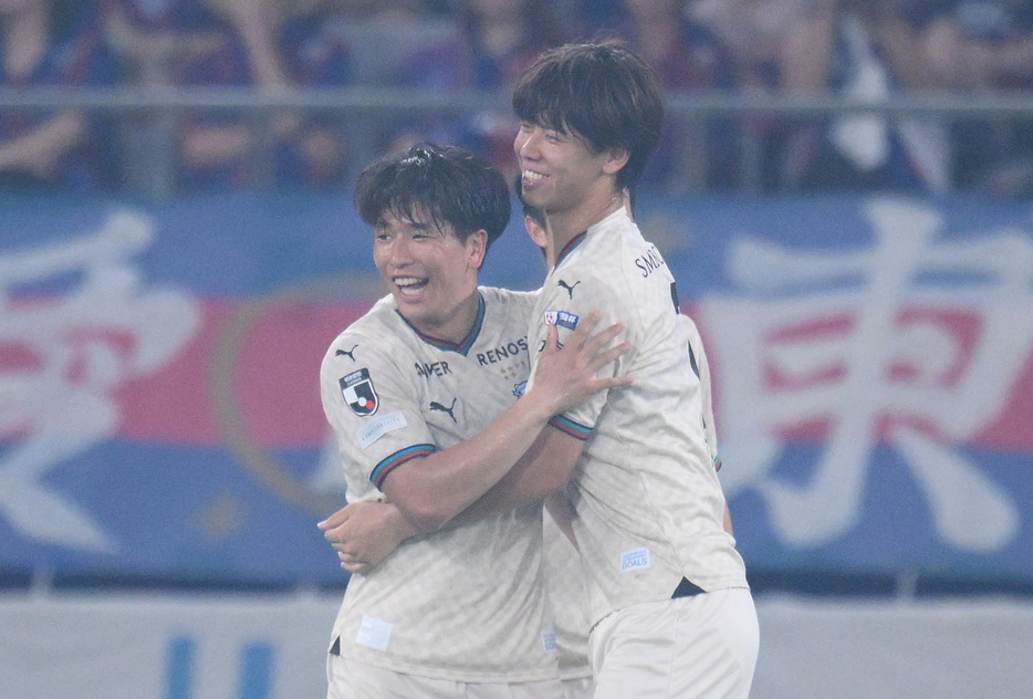 3試合連続2ゴールをスコアした山田新とダメ押しゴールを決めた高井幸大（写真◎J.LEAGUE）