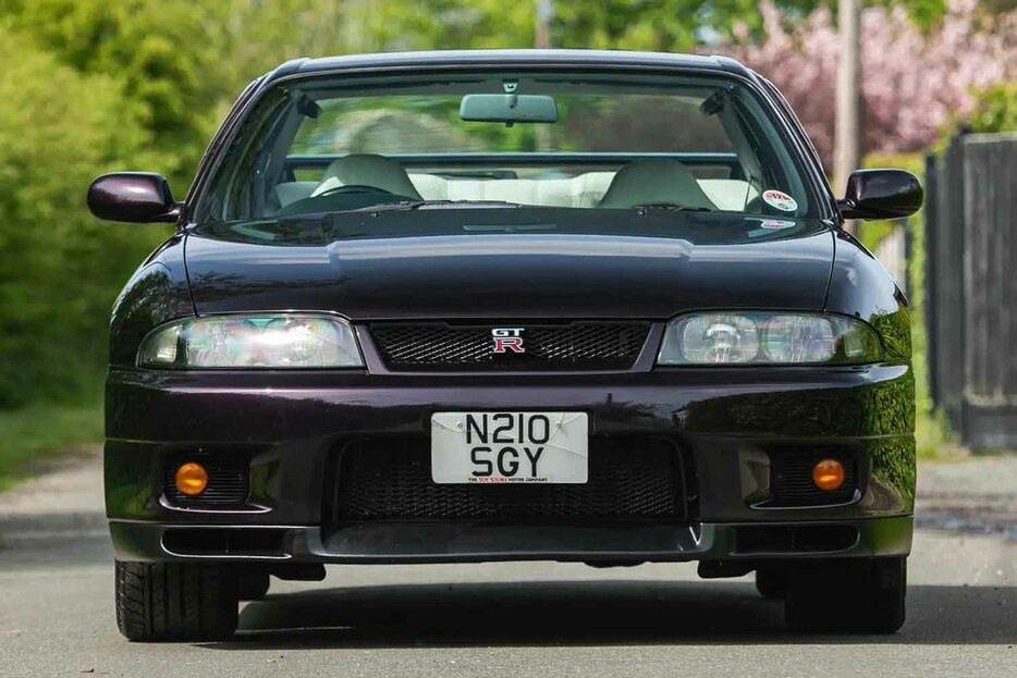 流札となった日産「スカイラインGT-R V-Spec（R33）」（C）Iconic Auctioneers