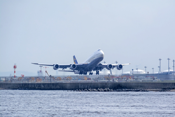 羽田空港を飛び立つジャンボ機（画像：写真AC）。