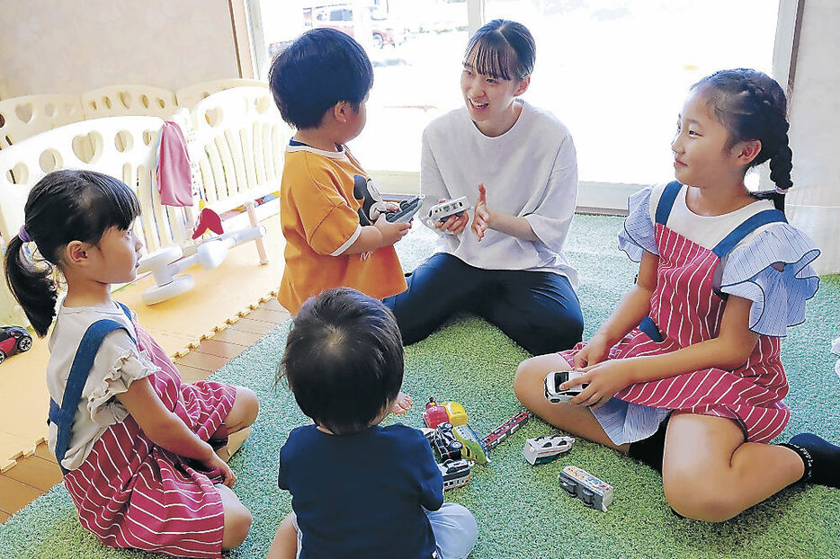 園児と触れ合う児童＝富山市向新庄町