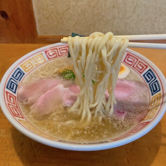 モチっとした縮れ麺