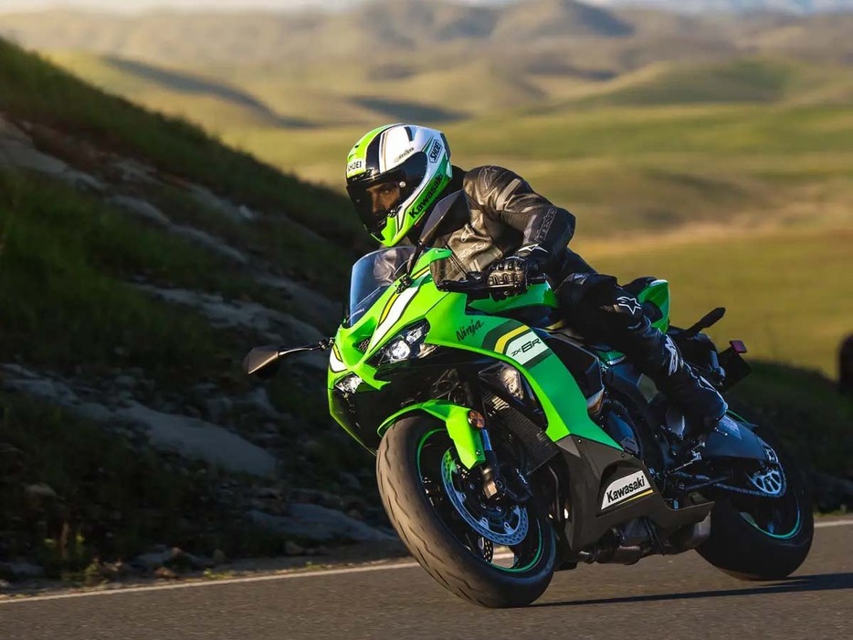 2023年のフルモデルチェンジでスタイルを一新したZX-6R。2025年のKRTカラーは最新バージョンとなっている。