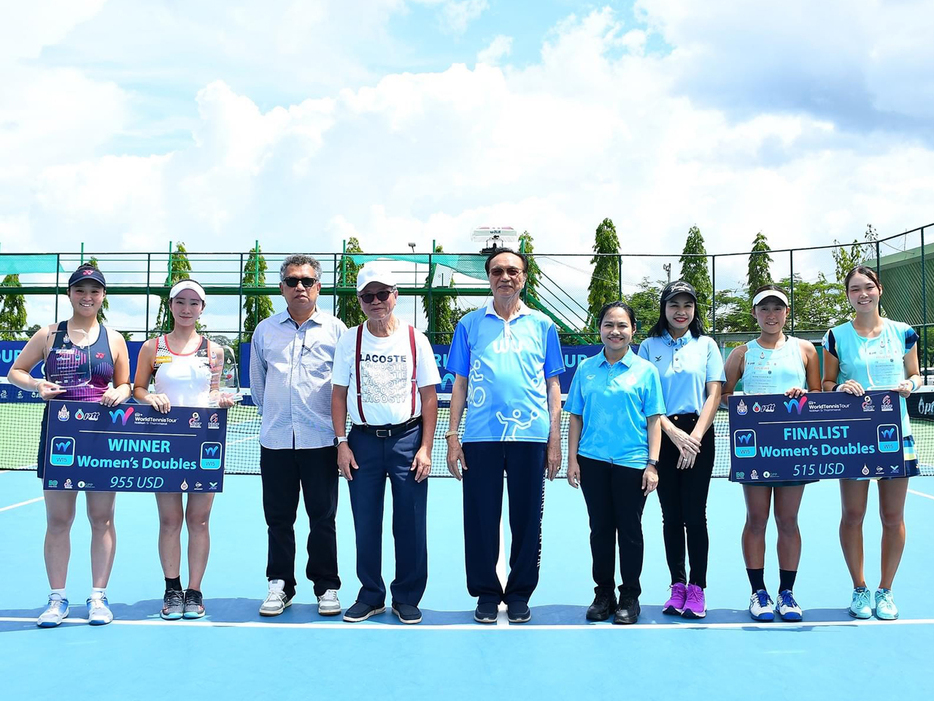 写真は（左端）女子ダブルスで優勝を飾った川口夏実（左）／小堀桃子（Radius7／橋本総業ホールディングス）と（右端）準優勝の小林ほの香（右）／西郷幸奈（橋本総業／フリー）（写真提供◎小堀桃子：橋本総業ホールディングス所属）