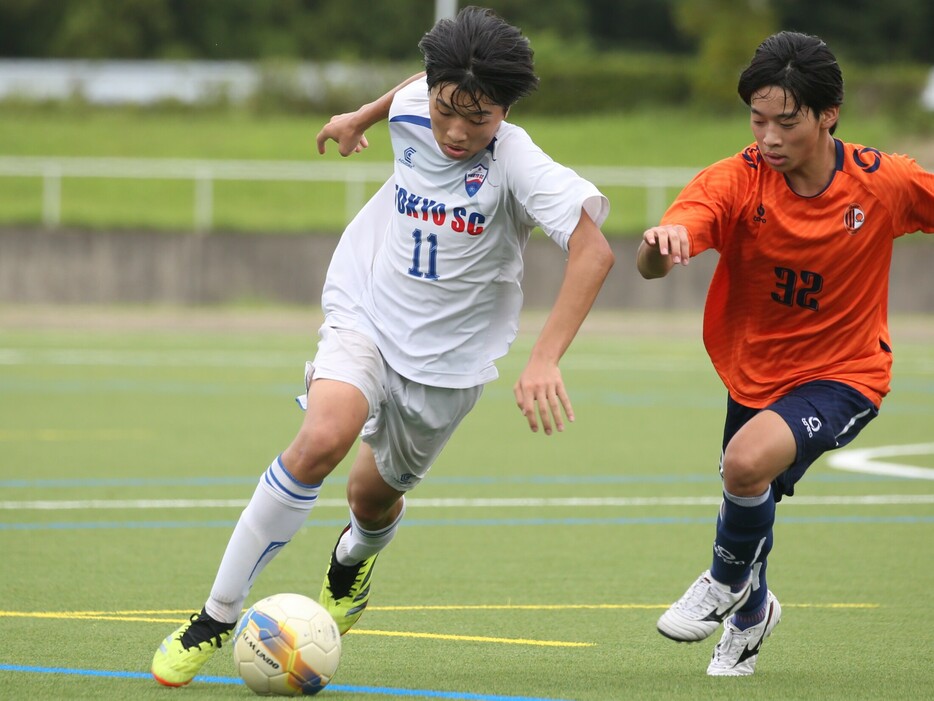 東京SCのFW齋藤大聖がドリブル突破を図る(Taro YOSHIDA)